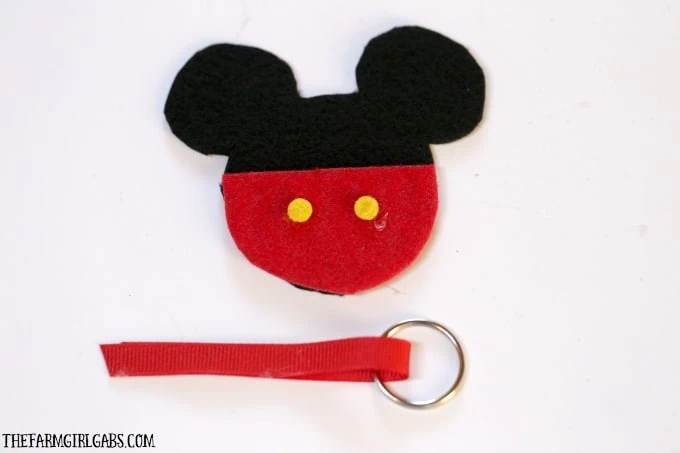 Isn't this adorable! This DIY Mickey Mouse Keychain is a super simple Disney craft. It is also a great fish extender to make for your upcoming Disney Cruise.