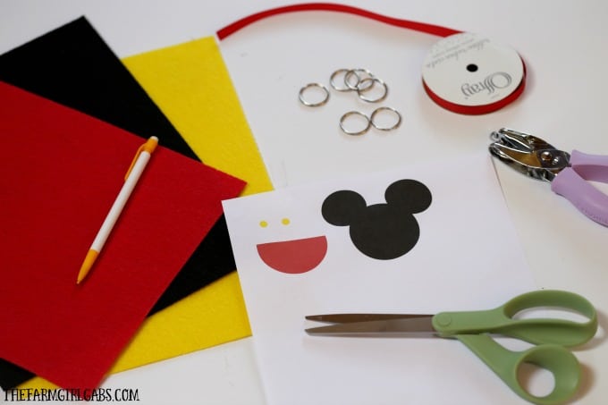 Isn't this adorable! This DIY Mickey Mouse Keychain is a super simple Disney craft. It is also a great fish extender to make for your upcoming Disney Cruise.