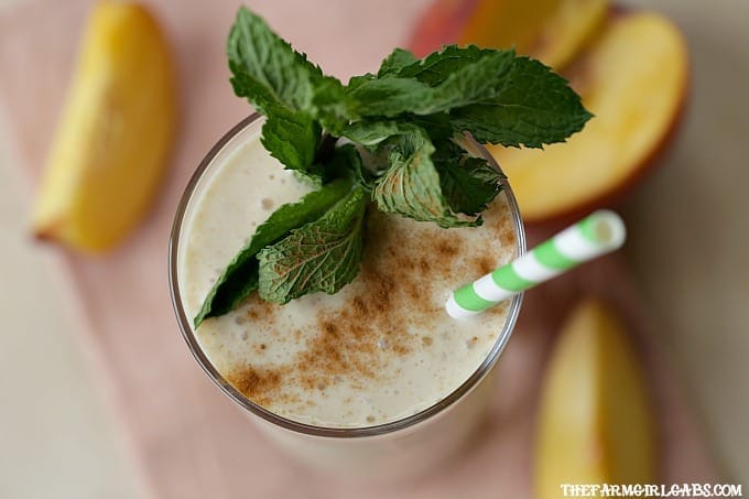 Start your morning off with this nutritious and delicious farm fresh Peach Pie Smoothie recipe. #smoothie #peachpie #drinkrecipes #smoothierecipes