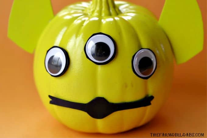 Oooooh......pumpkins! This Toy Story Alien Pumpkin is a fun Halloween no-carve pumpkin craft. It will be a hit with the kids and Andy’s toys. #ToyStory #Pumpkin #HalloweenCraft #HalloweenDecor #Disney #DisneyCraft #ToyStoryLand #WaltDisneyWorld