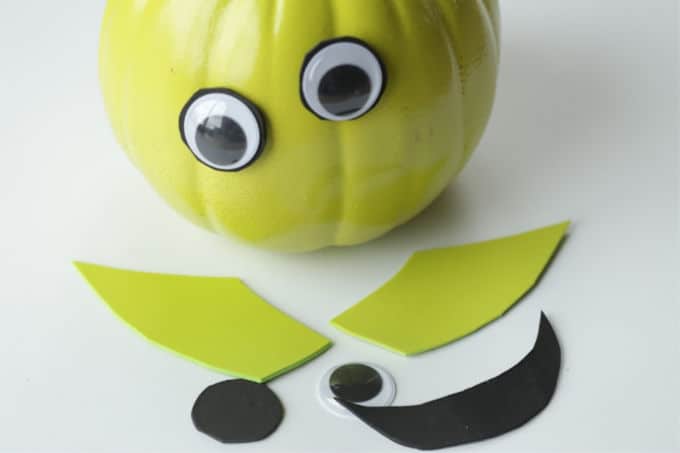 Oooooh......pumpkins! This Toy Story Alien Pumpkin is a fun Halloween no-carve pumpkin craft. It will be a hit with the kids and Andy’s toys. #ToyStory #Pumpkin #HalloweenCraft #HalloweenDecor #Disney #DisneyCraft #ToyStoryLand #WaltDisneyWorld