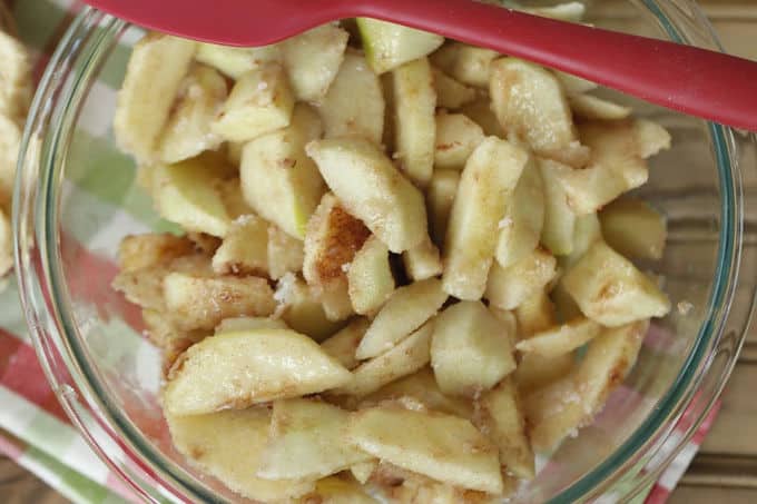 Apple Pie is about as American as you can get. A slice of this Apple Crumb Pie is perfect to enjoy for Thanksgiving dessert or any time of the year. #applepie #applecrumbpie #pie #pierecipe #dessert #baking #Thanksgivingrecipe #thanksgivingdessert #applerecipes