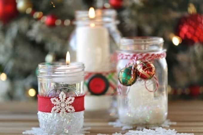 Set the mood and create a welcoming holiday home this Christmas with these pretty Mason Jar Christmas Candles.  #masonjar #masonjarcrafts #ChristmasDecorations #Christmasdecor #Christmascrafts #Xmasdecorations #Xmascrafts