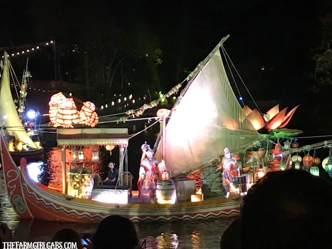 Rivers of Light Shines Bright At Animal Kingdom. This nighttime show at Walt Disney World embraces the magic of nature. #DisneySMMC