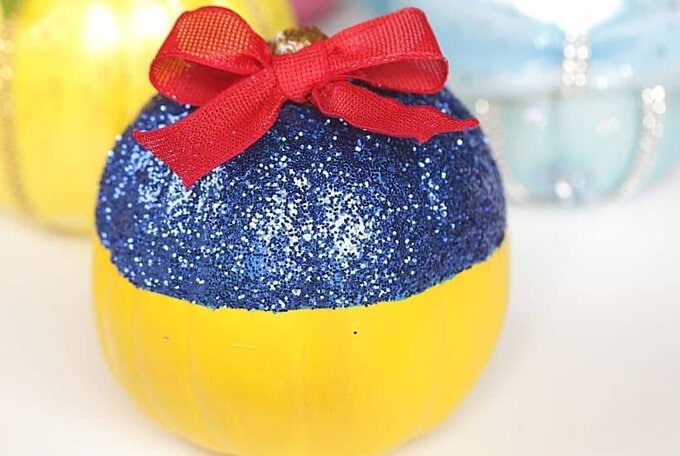 This no-carve Disney Snow White Pumpkin really is the fairest of them all. This easy no-carve pumpkin is a fun Halloween craft for kids. If you love Disney Princesses, then this is a really easy and fun Disney craft to make. Kids will love making this pumpkin craft for Halloween.