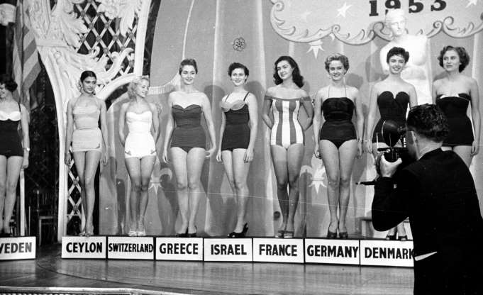 Участники конкурса Miss World 1953 позируют в своих купальных костюмах Участники конкурса Miss World 1953 позируют в своих купальных костюмах