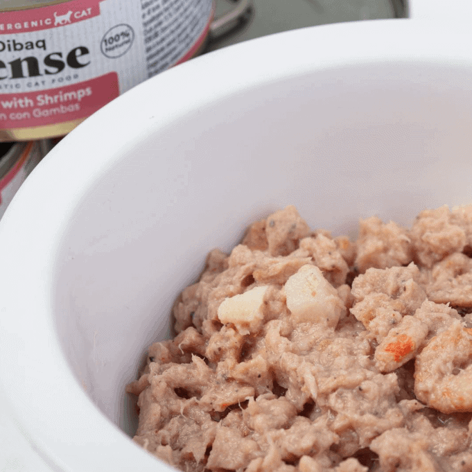 Detalle del desmigado Dibaq Sense de atún con gambas para gato