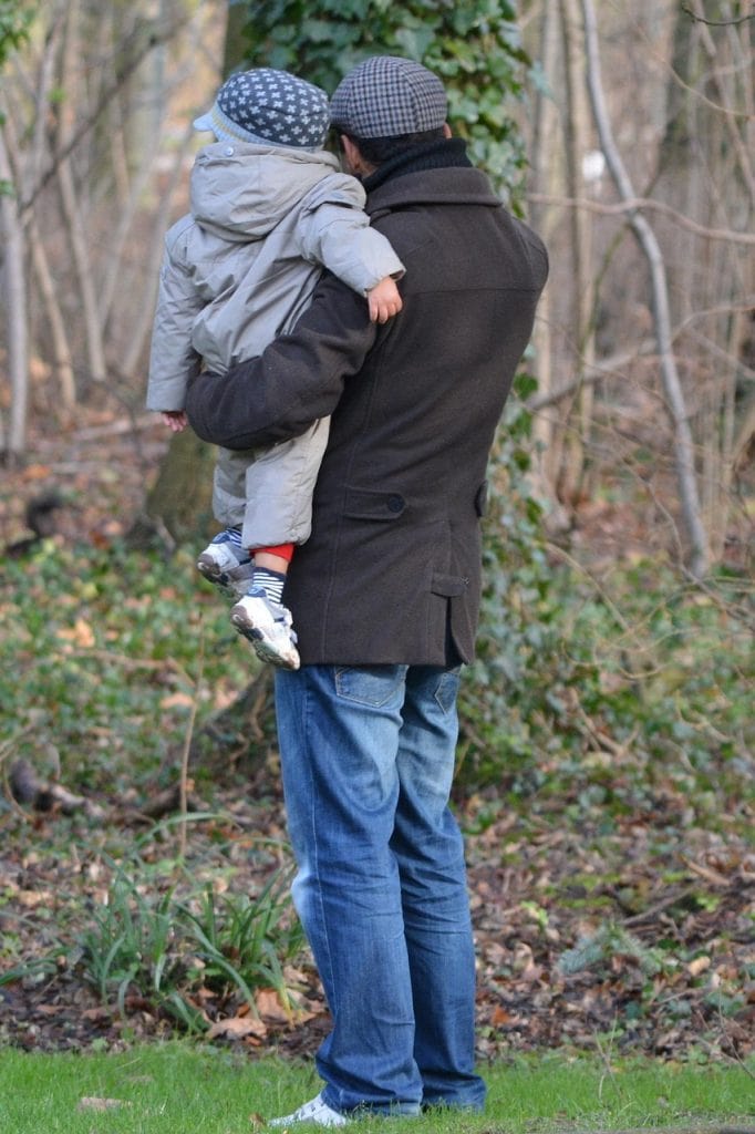 pere avec enfant dans les bras