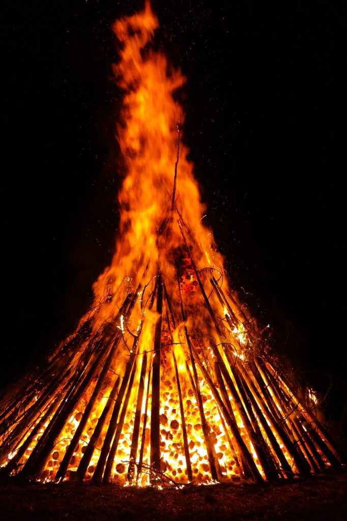 Bonfire to celebrate summer solstice spiritual meaning
