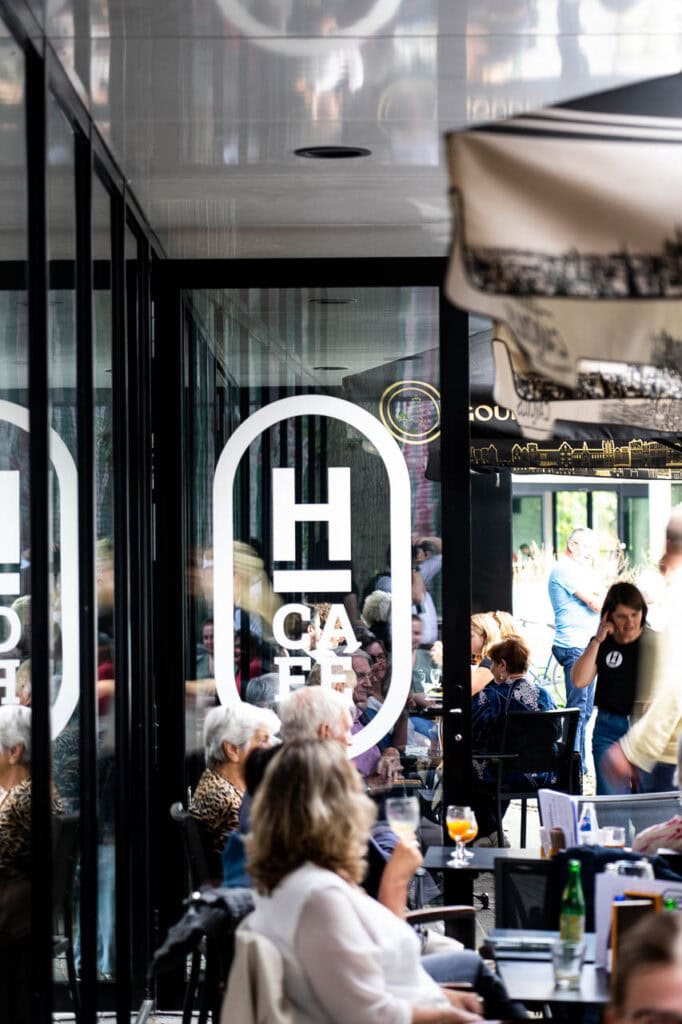 Cultuurcafé Bistro en restaurant Herbakker Eeklo, Cultuur in Eeklo, Culturele activiteiten Eeklo, Herbakker evenementen, Theater in Eeklo, Live muziek Eeklo, Kunst en cultuur Eeklo, Concerten in Eeklo, Uitgaan in Eeklo, Lokale artiesten Eeklo, Cultuuragenda Eeklo, Optredens Eeklo, Workshops Eeklo, Podiumkunst Eeklo, Herbakker podium Eeklo, Filmavonden Eeklo, Comedy shows Eeklo, Jongerencultuur Eeklo, Cultureel café Oost-Vlaanderen, Herbakker theater Eeklo, Kunstexpo Eeklo, Cabaret Eeklo, Lokale cultuur Eeklo, Creatieve workshops Eeklo, Herbakker muziekoptredens, Lezingen in Eeklo, Herbakker literatuuravonden, Live optredens Eeklo, Open podium Eeklo, Vrijetijdsbesteding Eeklo, Herbakker cultuurcentrum, Kunstenaars in Eeklo, Muziekevenementen Eeklo, Culturele ontmoetingsplaats Eeklo, Activiteiten in Eeklo, Cultuurbeleving Oost-Vlaanderen, Samenkomst in Eeklo, Netwerken cultuur Eeklo, Toegankelijke cultuur Eeklo, Herbakker agenda, Interactieve kunst Eeklo, Cultuur en entertainment Eeklo, Gezellig café Eeklo, Herbakker voorstelling, Multicultureel Eeklo, Kunstbeurs Eeklo, Gratis evenementen Eeklo, Herbakker performances, Cultureel erfgoed Eeklo, Eeklo cultuurkalender, cultuur en restaurant, culinair genieten, brasserie en cultuurcafé met tal van gerechten,
hoorde chef klaargemaakte, heerlijke gerechten. Cultuur en culinair genieten, cultuuruitstap en gezellig dineren. Theaterbezoek met diner,
ellen en kris, website by Beeldconnectie.com