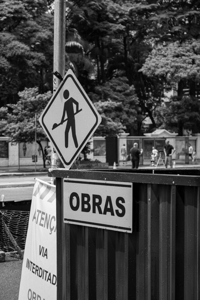 Black and white photo of a construction area sign in São Paulo, Brazil.