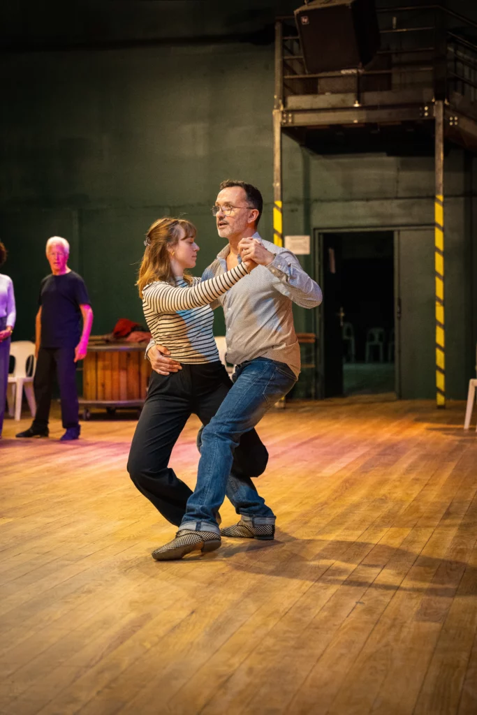 Deux élèves dansent le tango lors d’un cours à l’école de danse Harold Paturet