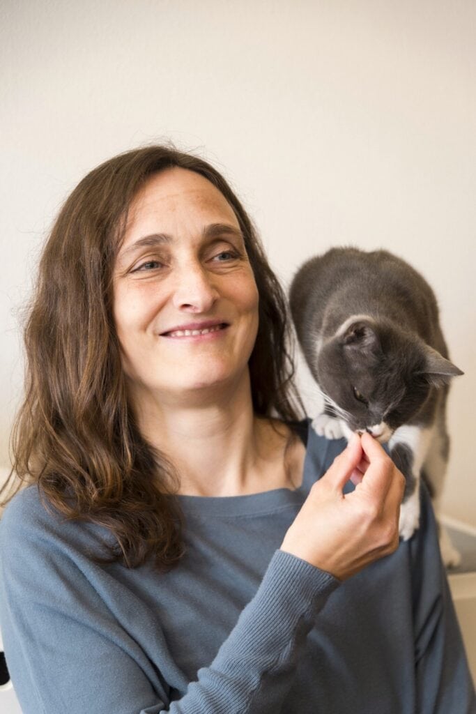 Katzenverhaltensberaterin Nadine Pfuhl beim Katzentraining mit ihrer Katze