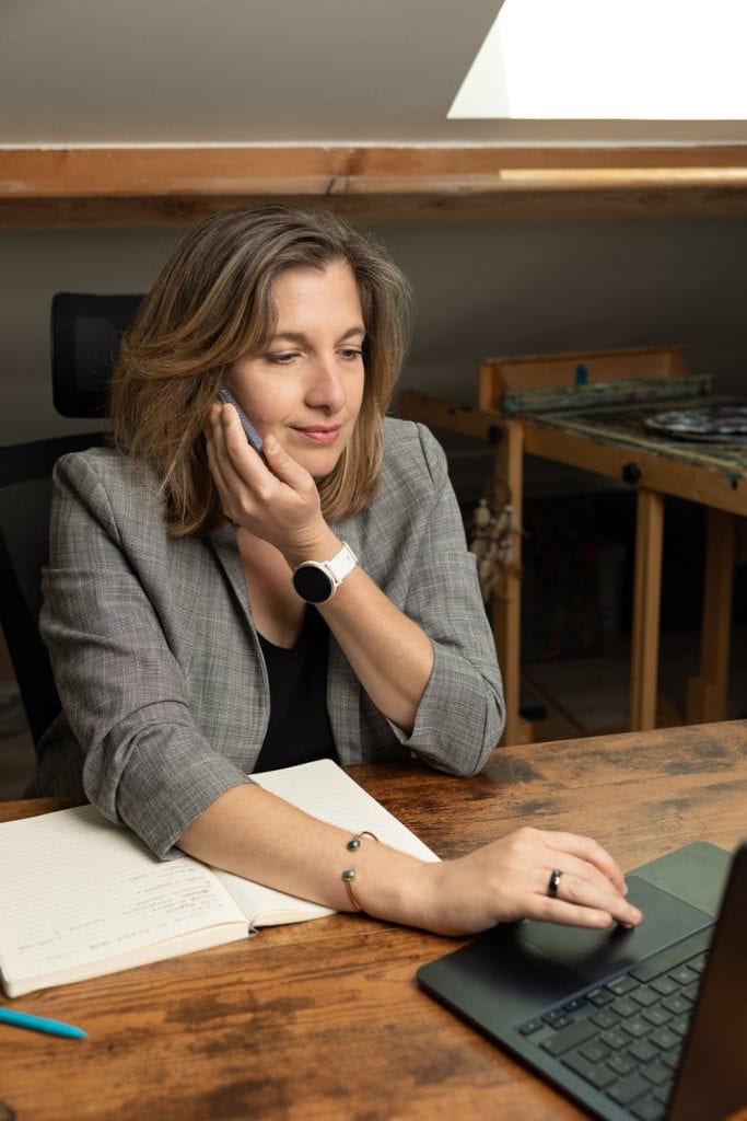 Laetitia Biondi à l'écoute au téléphone
