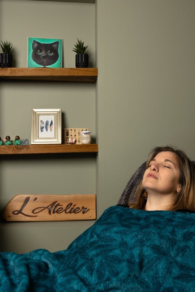 Moment de détente dans le fauteuil du cabinet d'hypnose