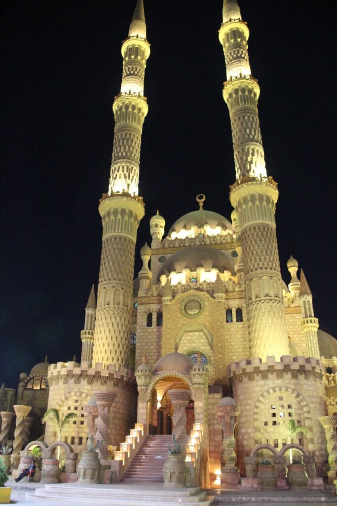 Dies Foto zeit eine der bekanntesten Sehenswürdigkeiten von der alten Stadt Sharm El Sheikh
el  Sahaba Moschee