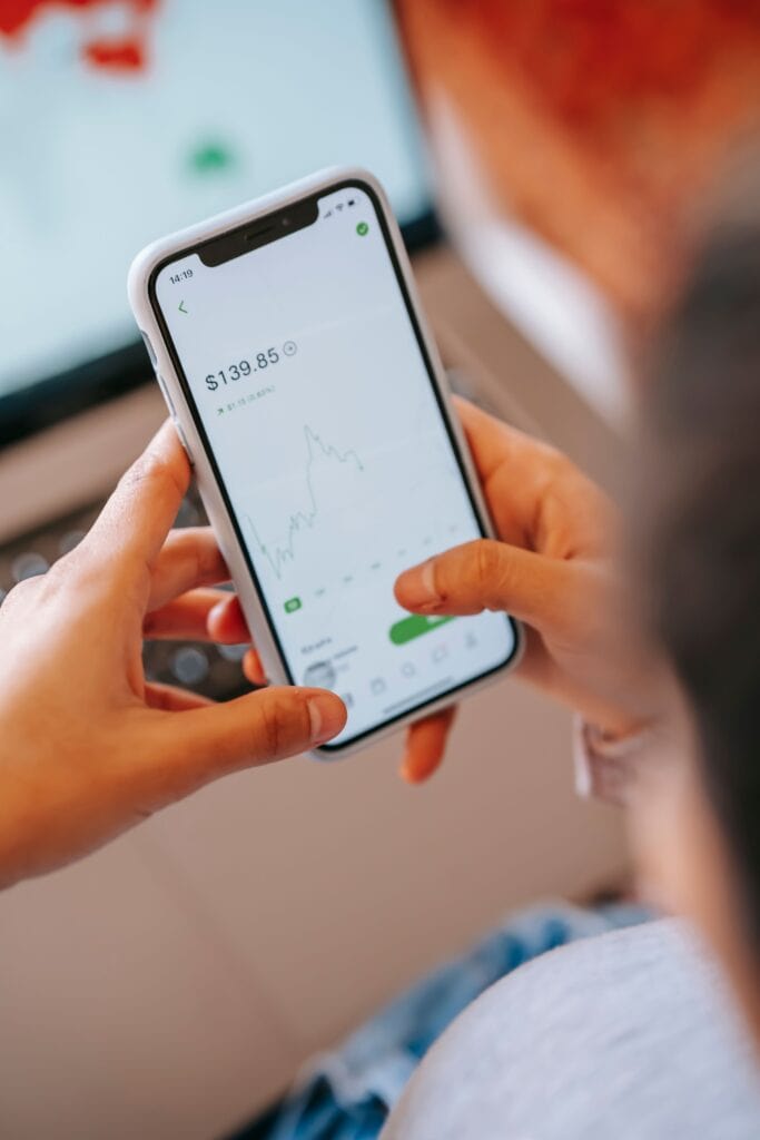 pantalla de smartphone cogido entre las manos .
