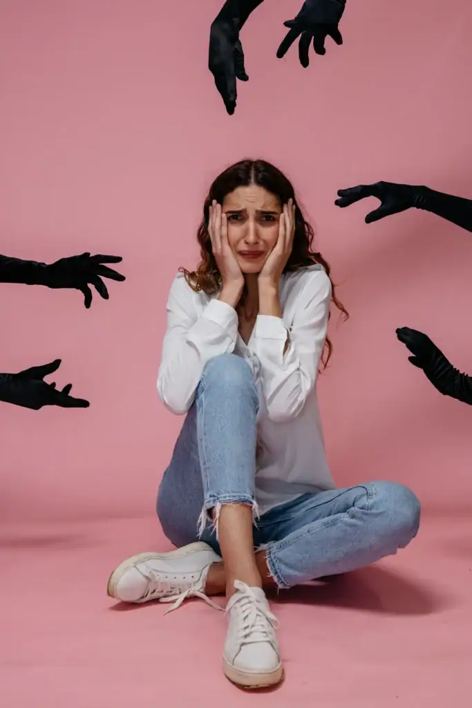 Mujer asustada por fomo criptomonedas cic