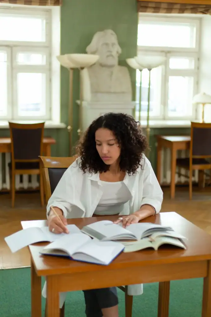 mujer estudiando en un aula, cimientos empresariales