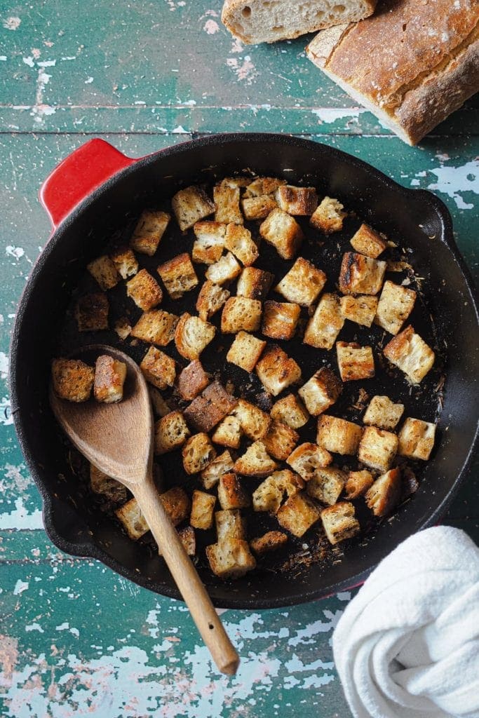 Paula's Apron Picatostes en Sartén en 10 minutos Con esta receta de picatostes en sartén, ya no pensarás en comprar hechos. Estos caseros son tan fáciles de hacer y saben mucho mejor! Foto desde arriba de la sartén con los picatostes.