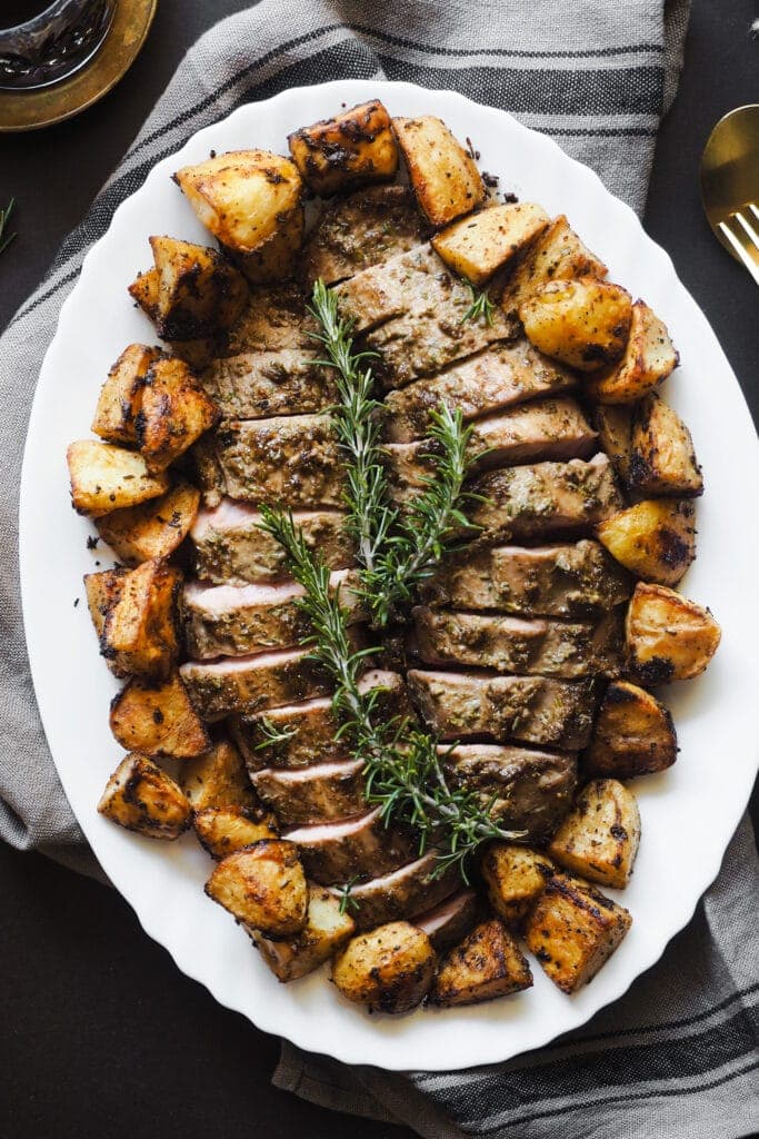 Paula's Apron Solomillo de Cerdo al Vinagre Balsámico y Romero Este Solomillo de Cerdo al Vinagre Balsámico y Romero es uno de esos platos principales buenos, bonitos, baratos y ¡fáciles! Esto lo hace ideal para cuando uno tiene invitados (¡perfecto para Navidad!). Es increíblemente rápido de preparar, no tiene dificultad alguna y queda sabrosísimo. Para acompañarlo, unas patatas asadas crujientes por fuera y blanditas por el centro que siempre son un éxito. | Receta de Paula's Apron