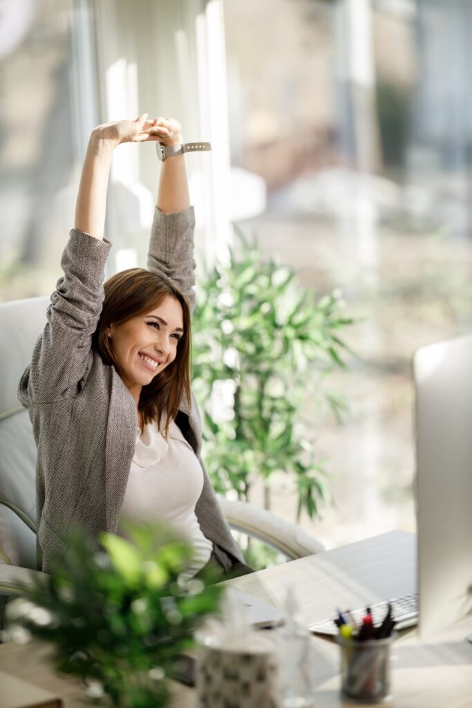 Mein Angebot 1 young business woman looking relaxed with her hands her head while sitting her desk working computer1