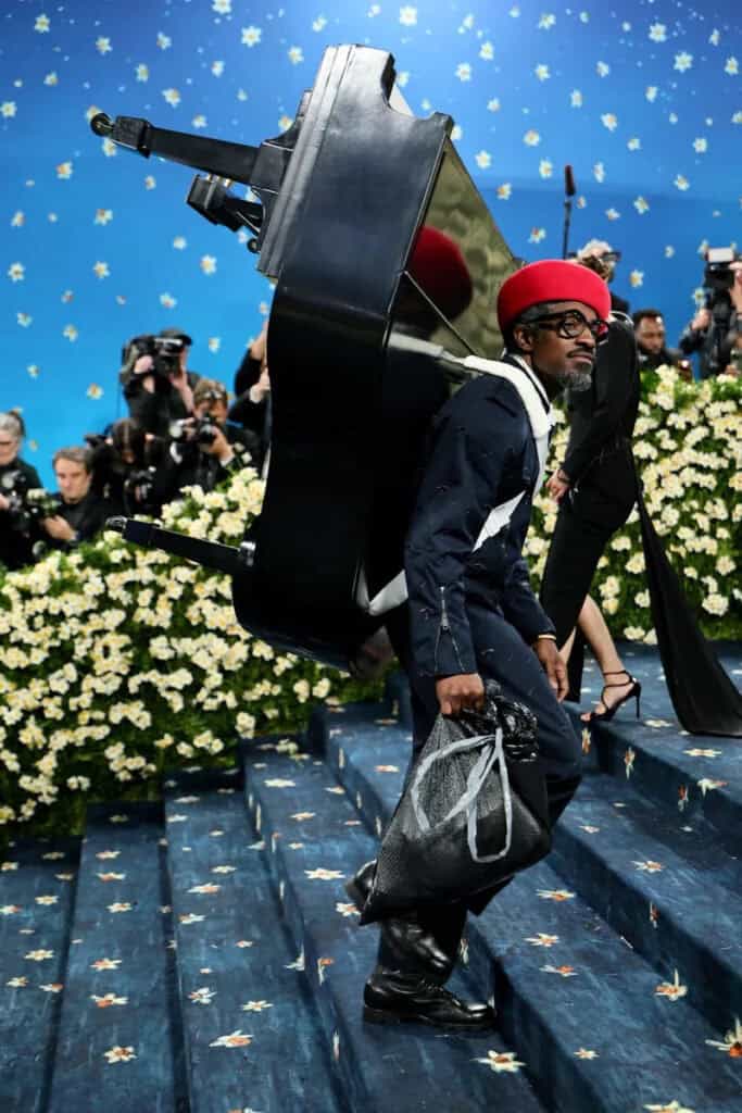 Conceptual performance-inspired outfit featuring a piano at the Met Gala 2025, blending music, art, and fashion as radical self-expression.