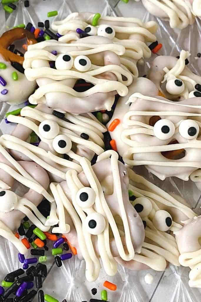 how to make Mummy Pretzels for Halloween