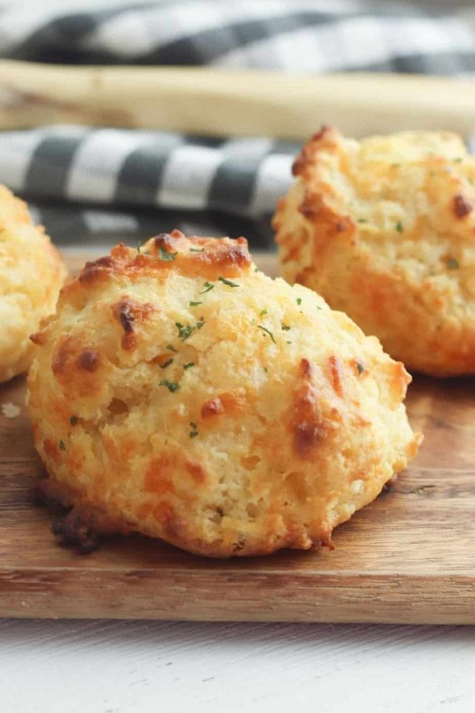 The next time you’re craving those cheesy biscuits from the popular seafood chain, ditch the trip to the restaurant and prepare these Copycat Red Lobster Cheddar Bay Biscuits instead. They’re easy, cheesy, and absolutely delicious! These Copycat Red Lobster Cheddar Bay Biscuits are more than delicious, they are scrumptious. You can make them right at home.