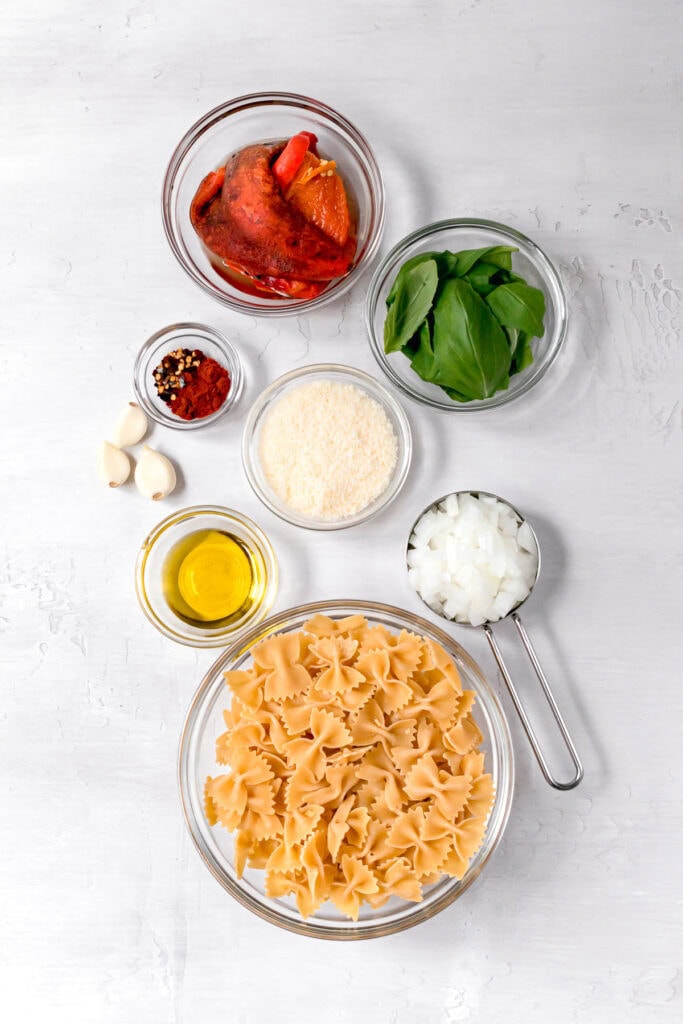 ingredients needed to make red pepper pasta sauce including cooked pasta