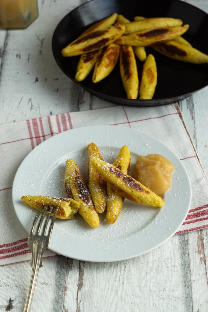 Schupfnudeln - süß und herzhaft 6 Schupfnudeln, Fingernudeln, Bubenspitzle. 3 Namen, ein Gericht. Ich zeige euch, wie ihr leckere Schupfnudeln selbst machen könnt. Das Rezept gibt es auf dem Blog. Küchentraum und Purzelbaum | #schupfnudeln | #fingernudeln | #rezepte