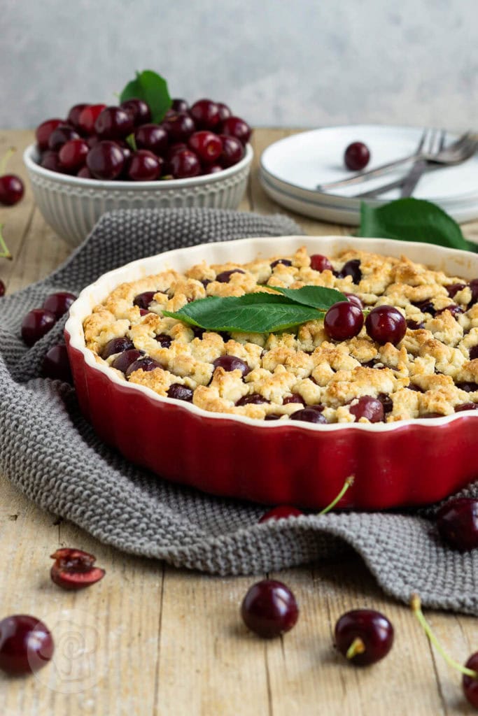 Kirschtarte mit Streuseln 6 Einfache Kirschtarte mit Streuseln. Diese leckere Tarte ist gelingsicher und schmeckt nach Sommer. Ihr könnt sie mit frischen Süß- oder Sauerkirschen backen oder ihr nehmt ein Glas. Küchentraum & Purzelbaum | #tarte | #backen | #kirschen