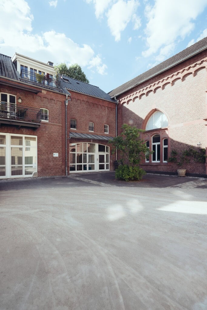 Detailaufnahme des Neuhaus Campus in Königswinter an einem sonnigen Tag im Frühling.