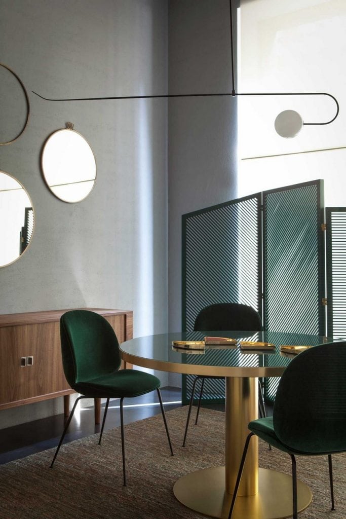 mid-century dining chairs 10 Mid-Century Dining Chairs That Will Bring The Glamour Inside 10 Mid Century Dining Chairs That Will Bring The Glamour Inside 6 683x1024 1