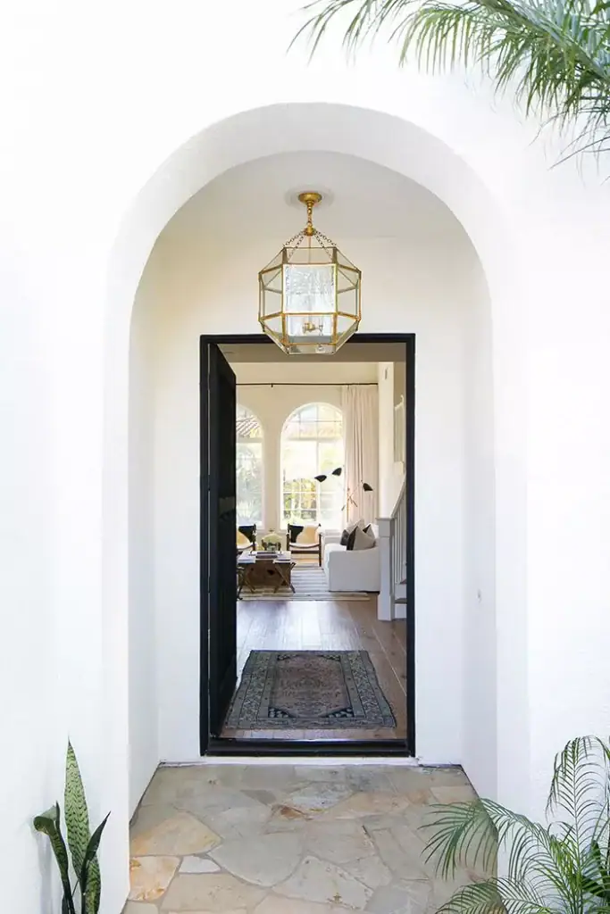 1-1-683x1024 1-1-683x1024 entryway decorating ideas 29 Entryway Decorating Ideas That Make For A Stunning First Impression 1 1 683x1024