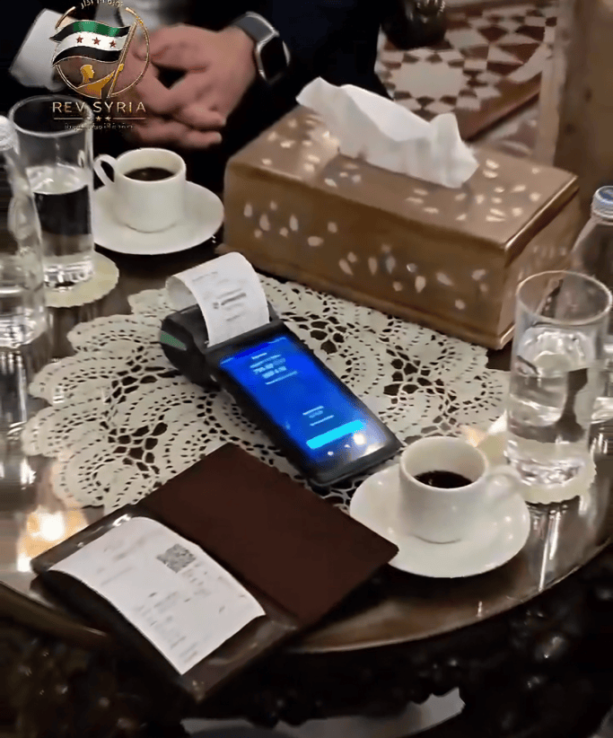 الرئيس أحمد الشرع يجري عملية دفع باستخدام بطاقة Visa