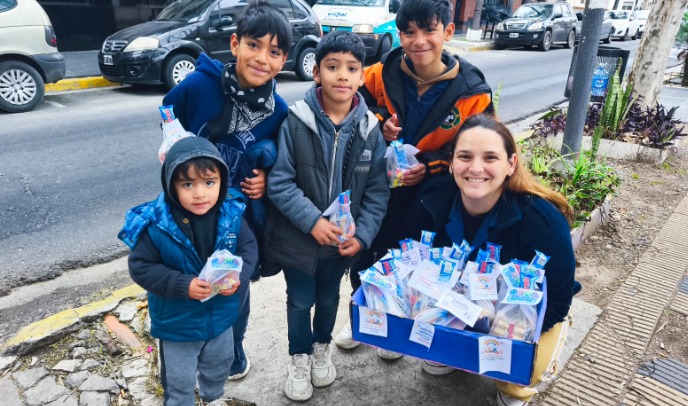 Lee más sobre el artículo Policías regalaron golosinas y presentes por el Día de las Infancias en Berazategui
