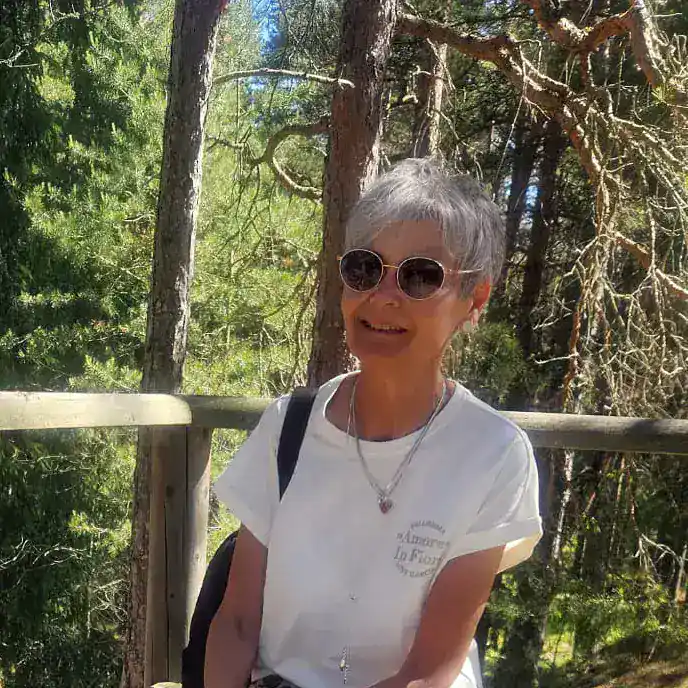 Andrea Hotsch bei einem Spaziergang in der Natur