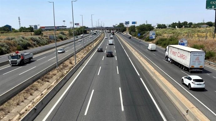 Vehículos circulando por la autovía A-2, eje clave del Puente del Pilar en el Corredor del Henares