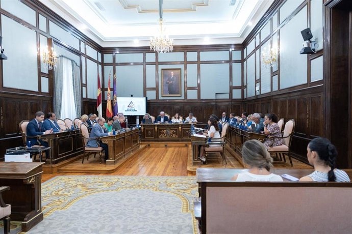 Reunión de Diputación de Guadalajara con mapa de incendios La Mierla