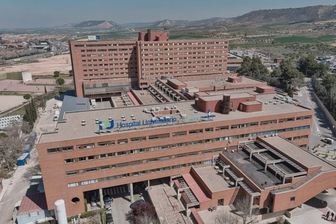 Ambulancia y policia en calle Santander Guadalajara tras disparo