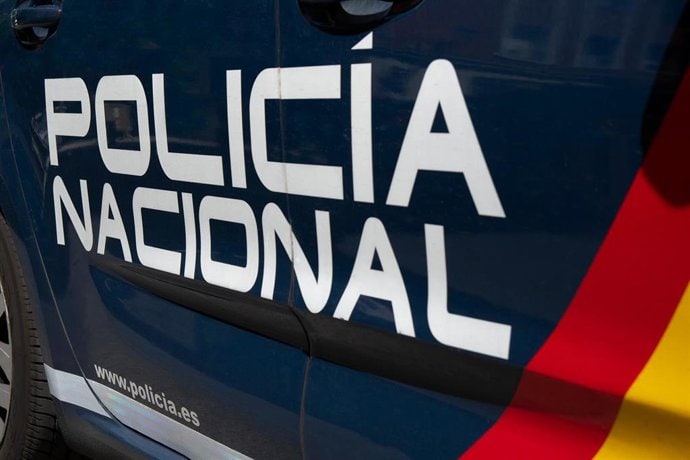 Vehículo de la Policía Nacional en Guadalajara, mostrando el logo y los colores distintivos del cuerpo policial.