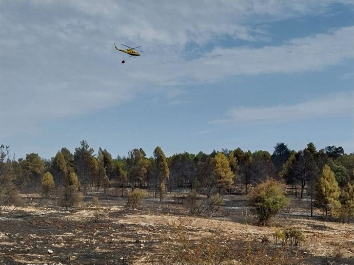 Incendio controlado en El Recuenco Guadalajara con equipos de extincion