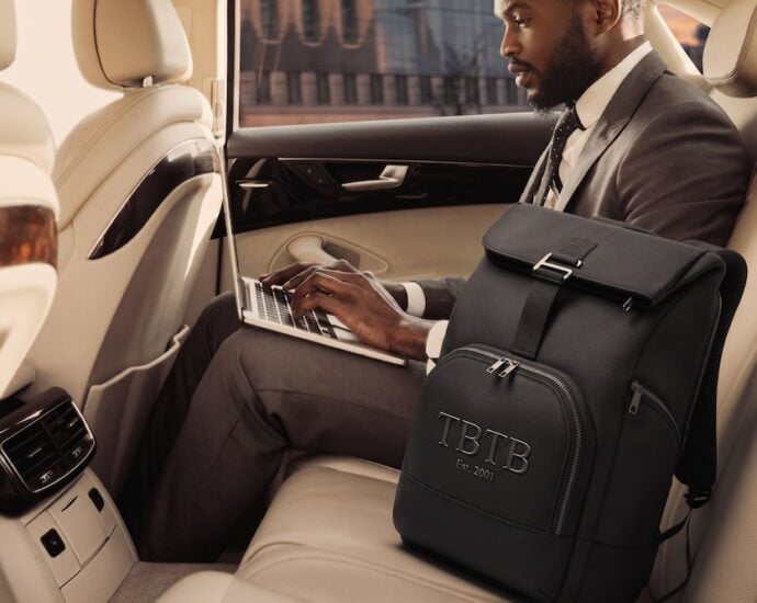Premium bedrukte laptoprugzak met TBTB logo op de achterbank van een zakelijke auto