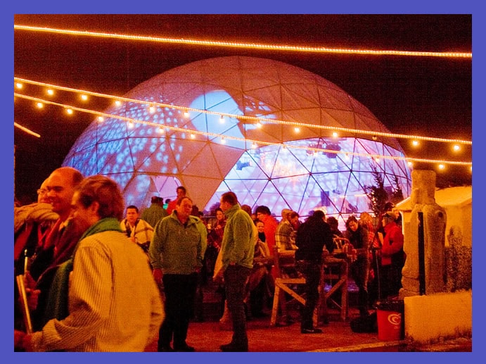 Feest bij de verlichte dome
