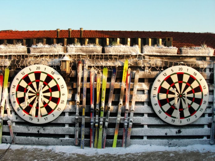 Dartborden tussen oude ski's