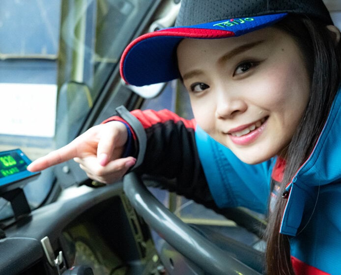 車内で指差しをする女性作業員