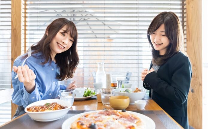 カフェをしている女性の写真
