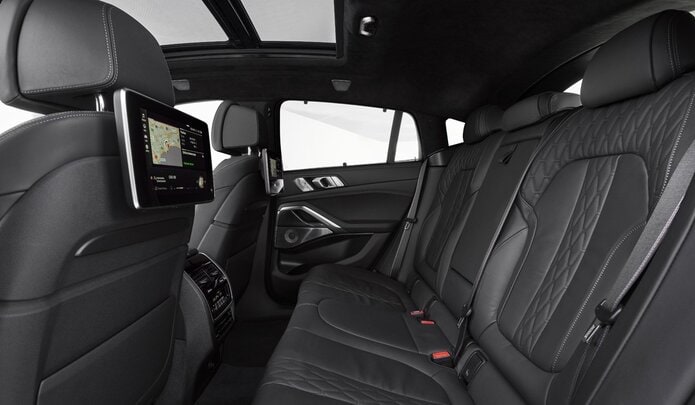 Новый BMW X6 дебютировал со светящимися «ноздрями»