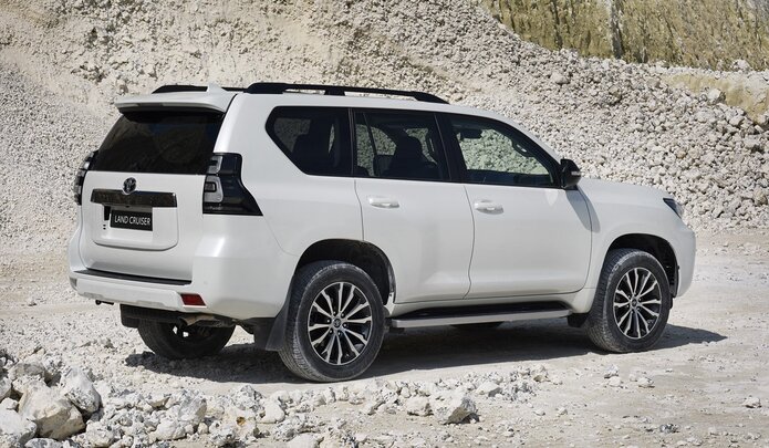 Land Cruiser Prado стал мощнее и обрел Black Pack
